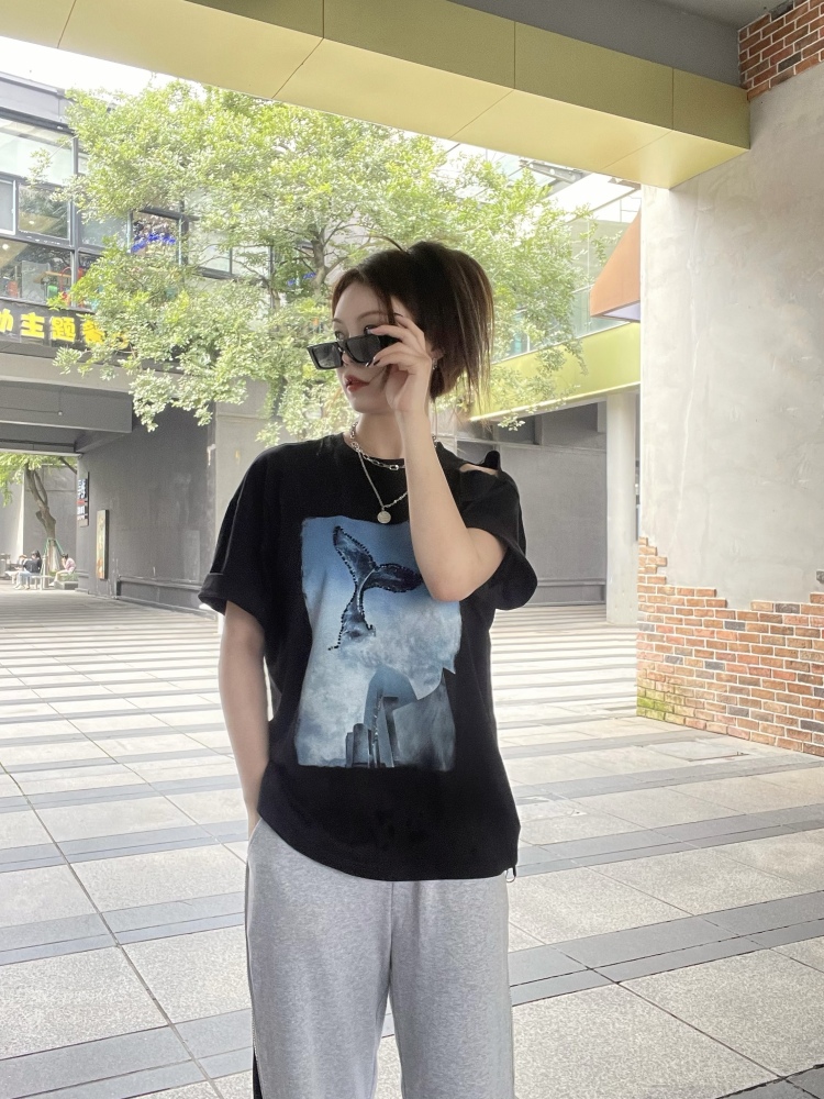 一盒荔枝-浙江省·金华市·婺城区--有5年的服装搭配经验,喜好拍照探店,风格酷拽、休闲,ins,都可驾驭,