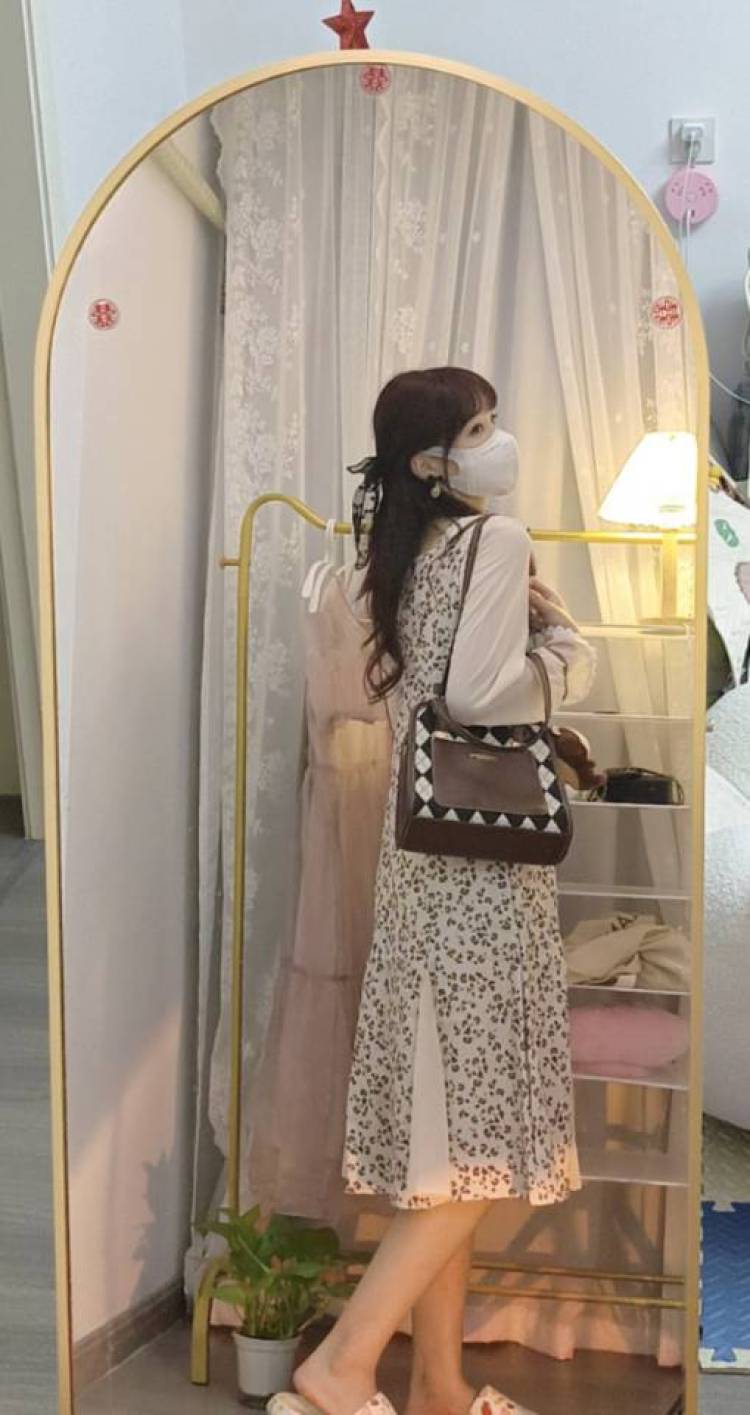 蓝梦溪👧🎀-湖北省·武汉市·汉阳区--本人是素人想接一些寄拍服装或者饰品等,出单快,主要是拍一些室内的场景,可以长期合作的