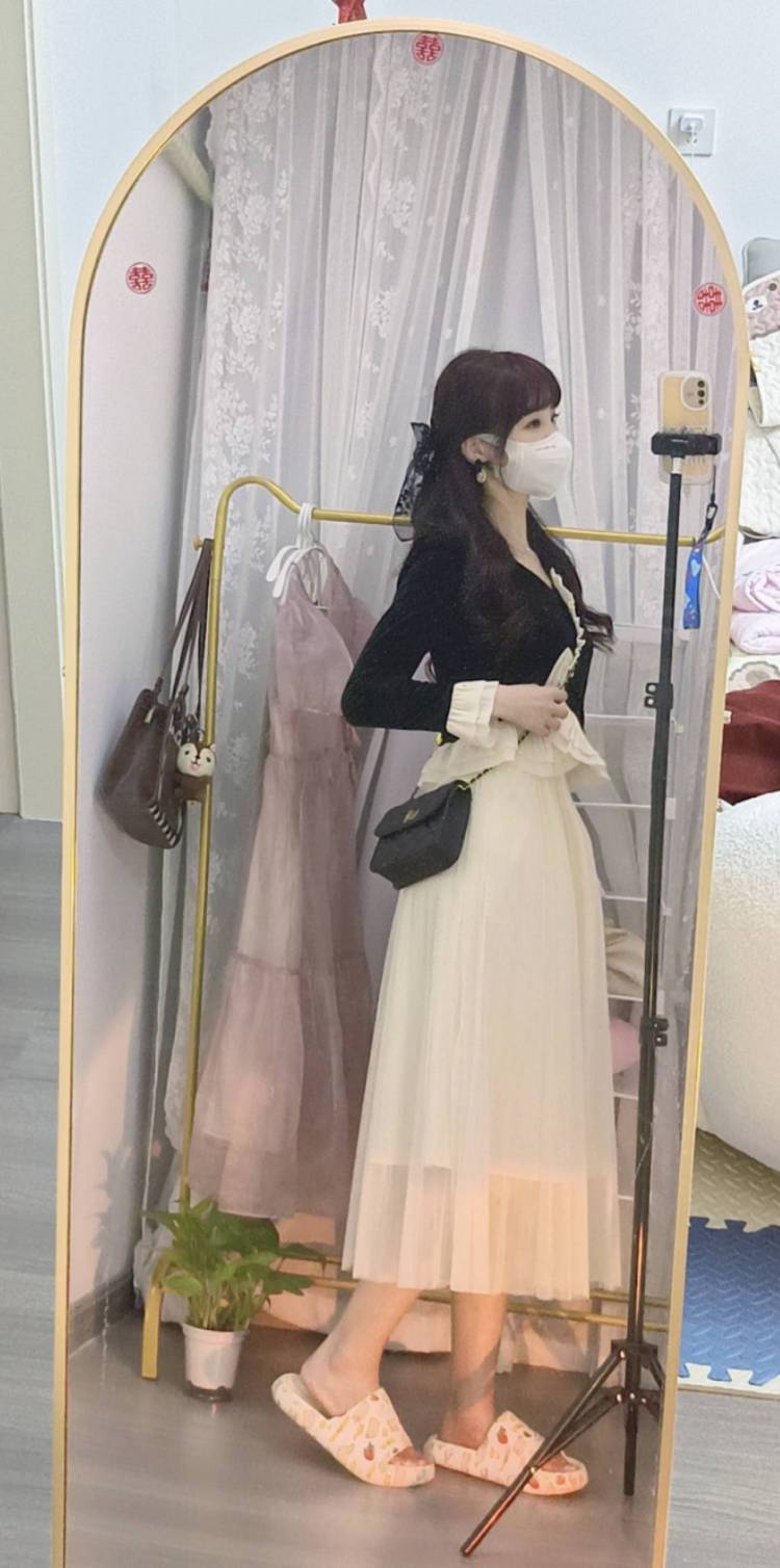 蓝梦溪👧🎀-湖北省·武汉市·汉阳区--本人是素人想接一些寄拍服装或者饰品等,出单快,主要是拍一些室内的场景,可以长期合作的
