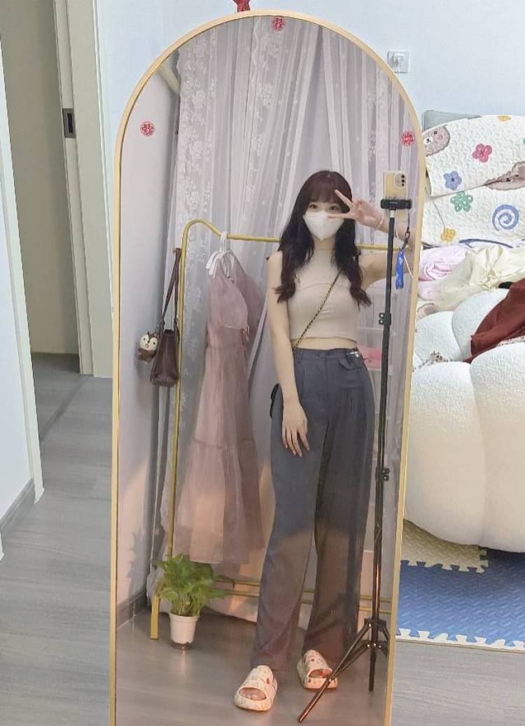 蓝梦溪👧🎀-湖北省·武汉市·汉阳区--本人是素人想接一些寄拍服装或者饰品等,出单快,主要是拍一些室内的场景,可以长期合作的