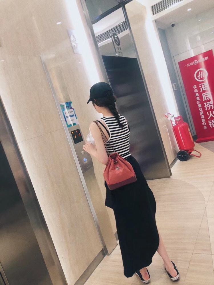 Wewen-四川省·成都市·双流区--身高165,体重48kg,毕业于某艺术院校,就职于某航空公司,想利用平时休息时间接寄拍,饰品、衣服、包包、鞋子均可,不接私房性感类,有需要的商家可联系。