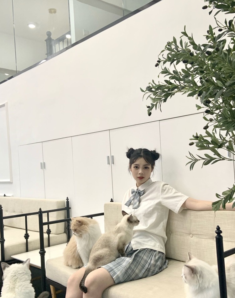 Cc-福建省·福州市·闽侯县-心动-平时喜欢拍照,服装搭配,衣服,包包,鞋子,化妆品都可以拍,平时也会穿一些jk,Lolita等小裙子,可以驾驭很多风格。有看上的可以联系我。
身高:173CM
体重:51KG
坐标:福建省·福州市