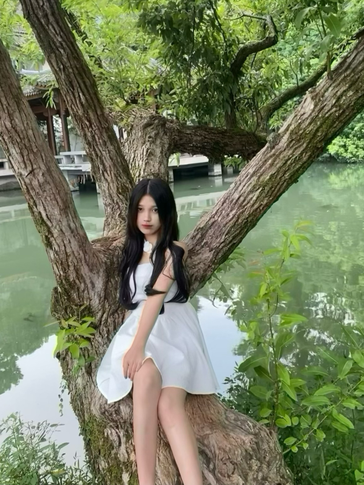 🌙-浙江省·杭州市·余杭区-抖音 某红薯-比较擅长唱歌，现在是杭州大二在读学生，平时比较喜欢拍照，可以接淘宝买家秀和探店打卡，