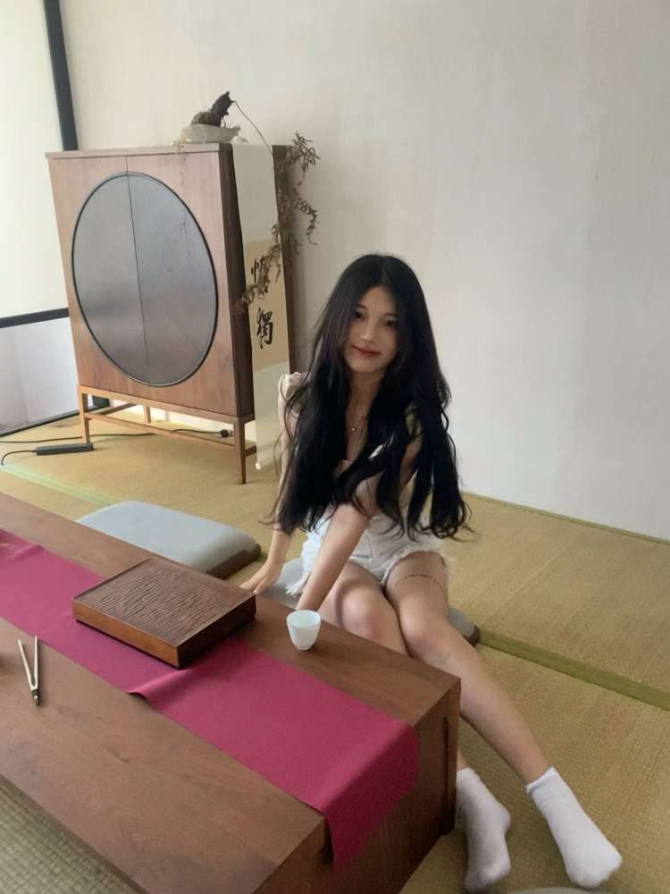 🌙-浙江省·杭州市·余杭区-抖音 某红薯-比较擅长唱歌，现在是杭州大二在读学生，平时比较喜欢拍照，可以接淘宝买家秀和探店打卡，