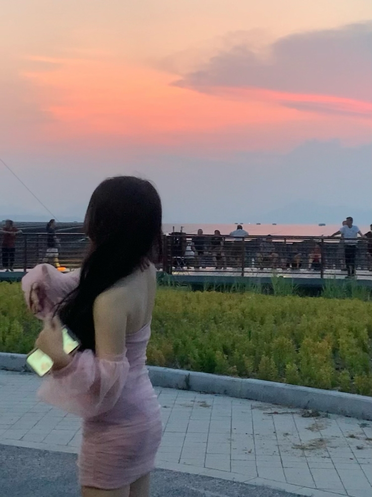 🌙-浙江省·杭州市·余杭区-抖音 某红薯-比较擅长唱歌，现在是杭州大二在读学生，平时比较喜欢拍照，可以接淘宝买家秀和探店打卡，