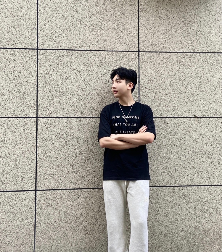 summer-江西省·上饶市·广信区-抖音-普通帅哥懂点穿搭。现在接寄拍,价格便宜!欢迎咨询。首饰也可接