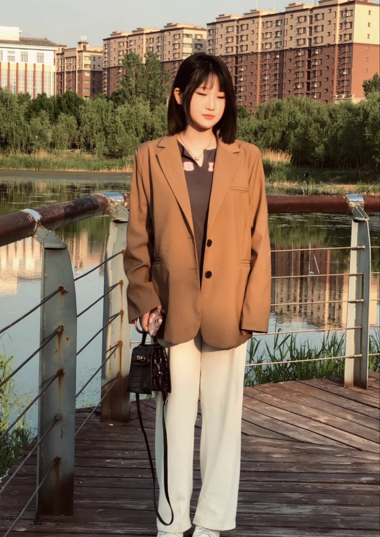.-山东省·菏泽市·郓城县--我可以做平面模特
可以开箱测评
性格很开朗啦～
是主持人
学舞蹈音乐
如果喜欢我一定要来找我哦嘻嘻