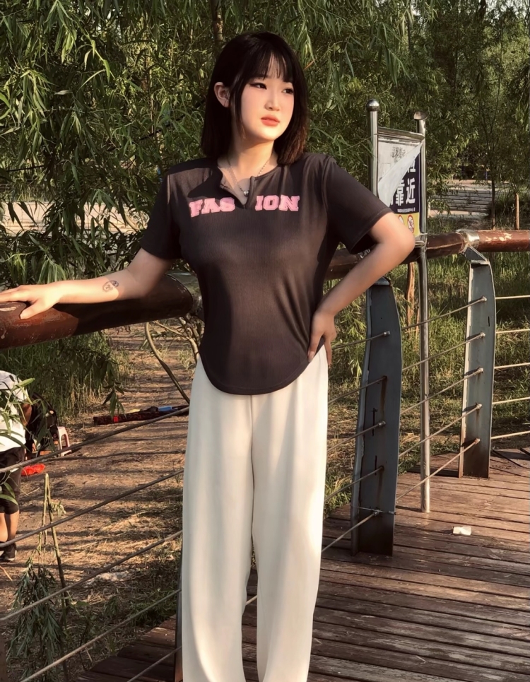 .-山东省·菏泽市·郓城县--我可以做平面模特
可以开箱测评
性格很开朗啦～
是主持人
学舞蹈音乐
如果喜欢我一定要来找我哦嘻嘻