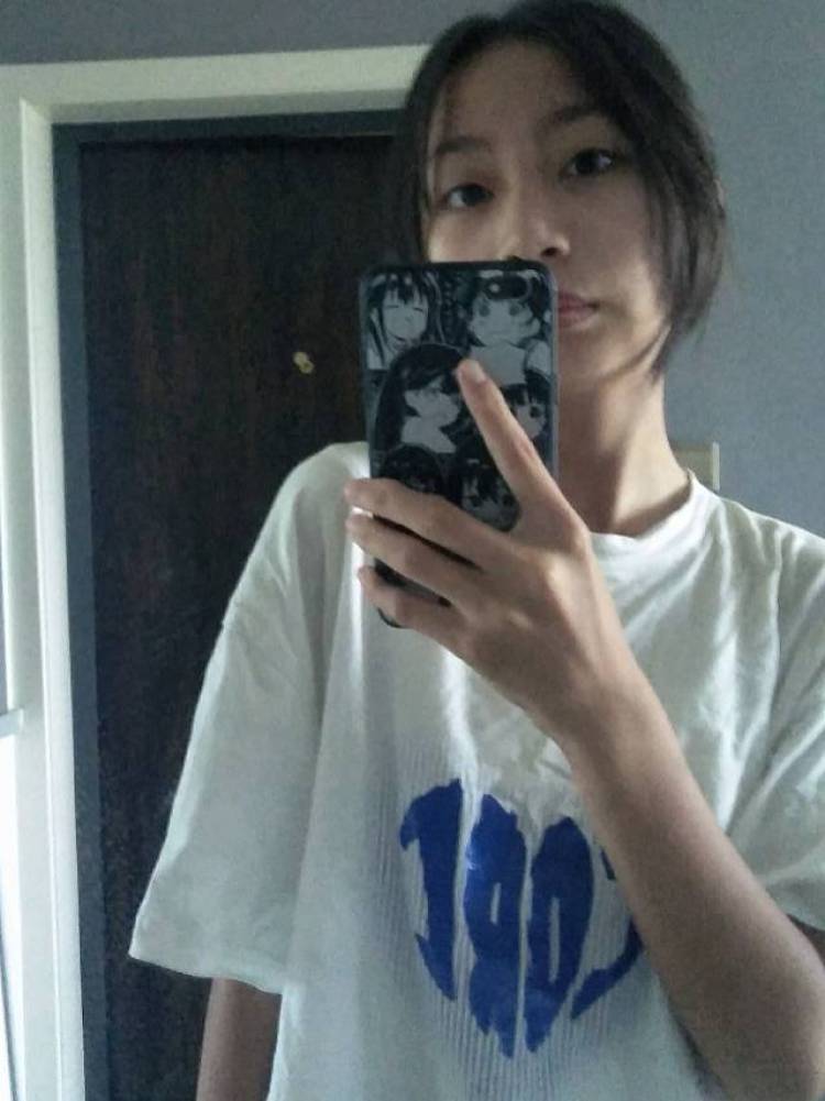 Y旭晗-新疆维吾尔自治区·乌鲁木齐市·米东区--可以随时接单,会拍照修图,对镜拍,接饰品之类的,有时也可以服饰,可以在发作品