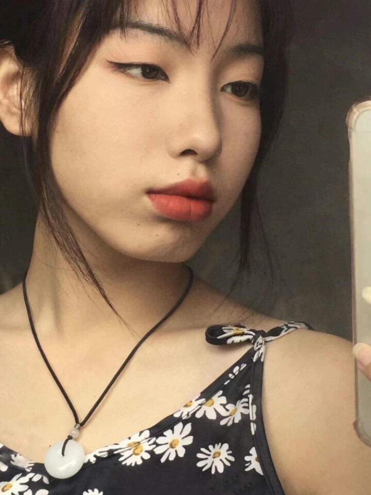 八姨太-陕西省·咸阳市·乾县--168cm,52kg
衣品偏肉装小charry类风格
可带货除可爱风的各类风格