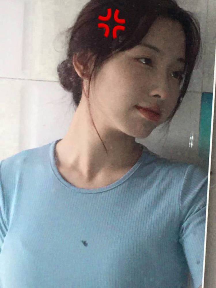八姨太-陕西省·咸阳市·乾县--168cm,52kg
衣品偏肉装小charry类风格
可带货除可爱风的各类风格