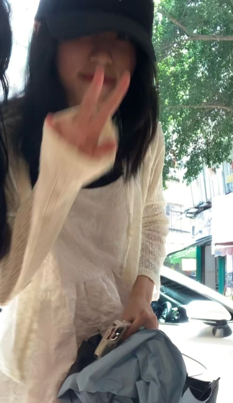 🇲🇴-广东省·广州市·天河区--160/70
是一名学生
爱拍照
想接寄拍赚一些钱
什么都能接就是不能接违法的东西
希望你们都能找我呀～