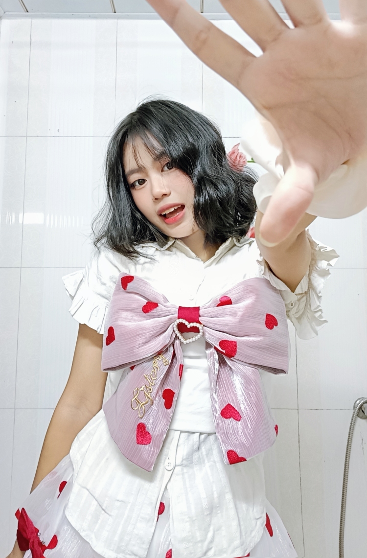 芝士小啵-湖北省·黄冈市·武穴市-某红薯-我会拍照，各种风格都可以，露脸和不露脸价格也不同。还会化妆，可以拍更高质的视频照片。某书也有专门种草好物的账号。才艺是弹钢琴、弹吉他、画画。还会布置拍摄场景。主要拍上身照，全身照因为没合适的场地，也可