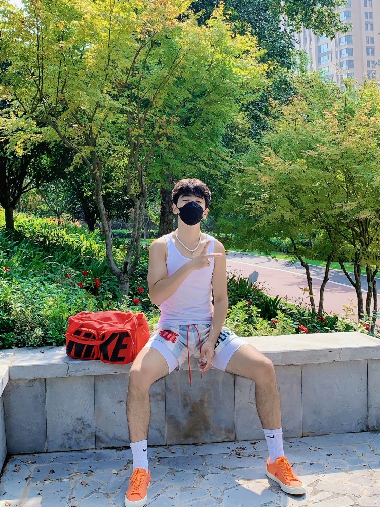 刘志彬-河南省·焦作市·解放区--身高187 体重160 接寄拍
休闲风 运动风等可以
会打球 拍运动风格的会更好