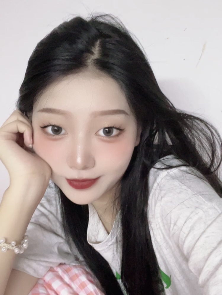 Lisa-四川省·德阳市·广汉市--一名在校大学生,在读空乘专业,身高166,体重89斤,个人非常喜欢拍照,平常我也很喜欢摄影,修图,穿搭方面,也是很不错的,衣品甚好!想做寄拍!