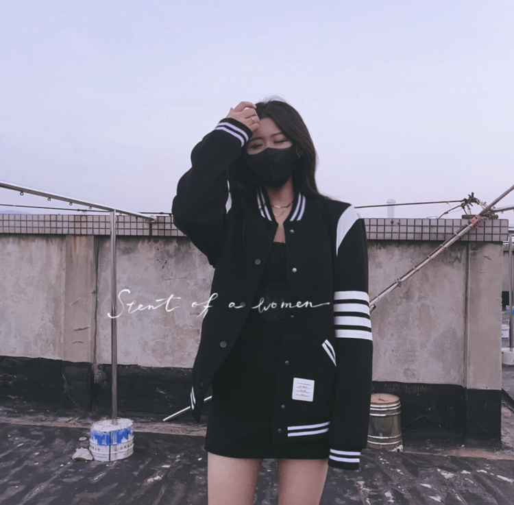张智桐Poison.🖤-江西省·赣州市·章贡区--大家好！来自赣州小姐姐
新人，做过抖音及线上新媒体，服装搭配，美妆护肤，现任职摄影剪辑，喜欢摄影，会修图，爱追求完美，接拍买家秀，种草，开箱测评，视频推广
艺名：张智桐
身份：主播带货
年龄：25
身