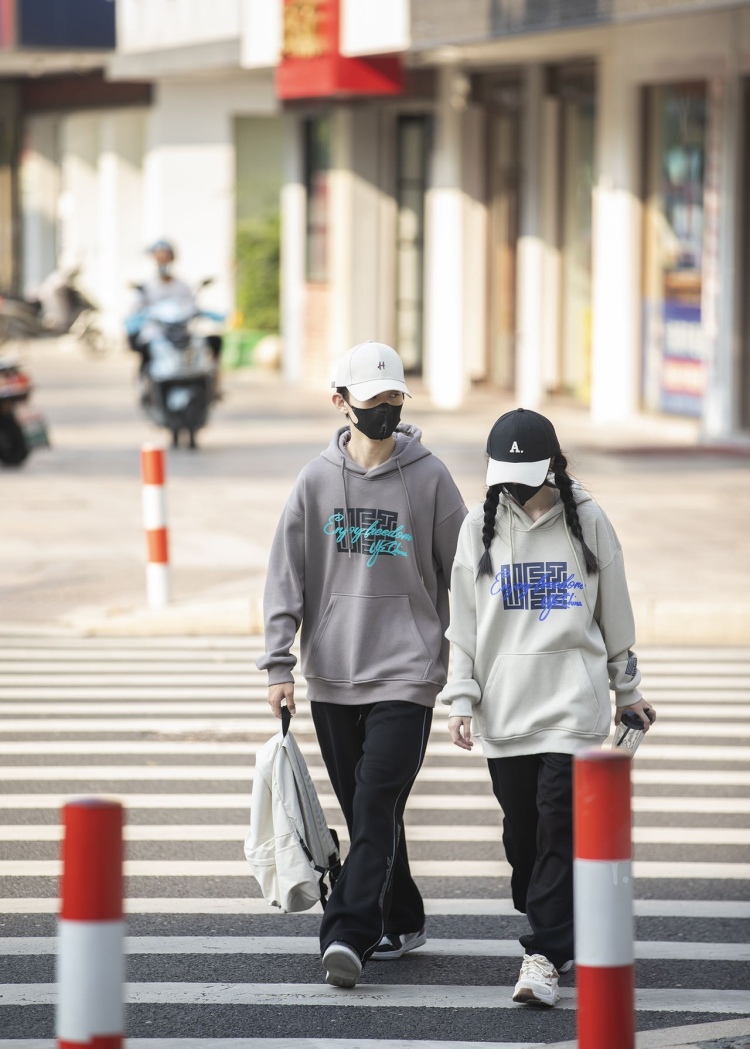 花摄SS-浙江省·湖州市·吴兴区--接童装寄拍，摄影工作室，成立3年，地处童装之都织里，有天然童模和摄影基地优势