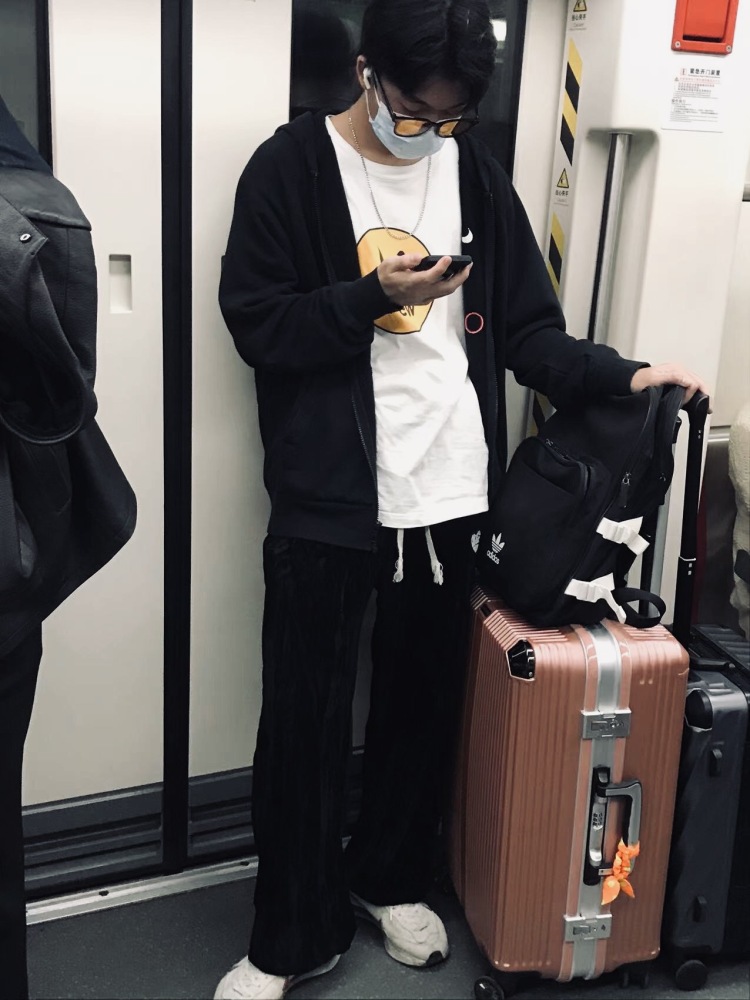 5.-湖北省·武汉市·江夏区--身高175体重59kg
擅长穿搭
接买家秀，寄拍，送拍
会修图会视频剪辑