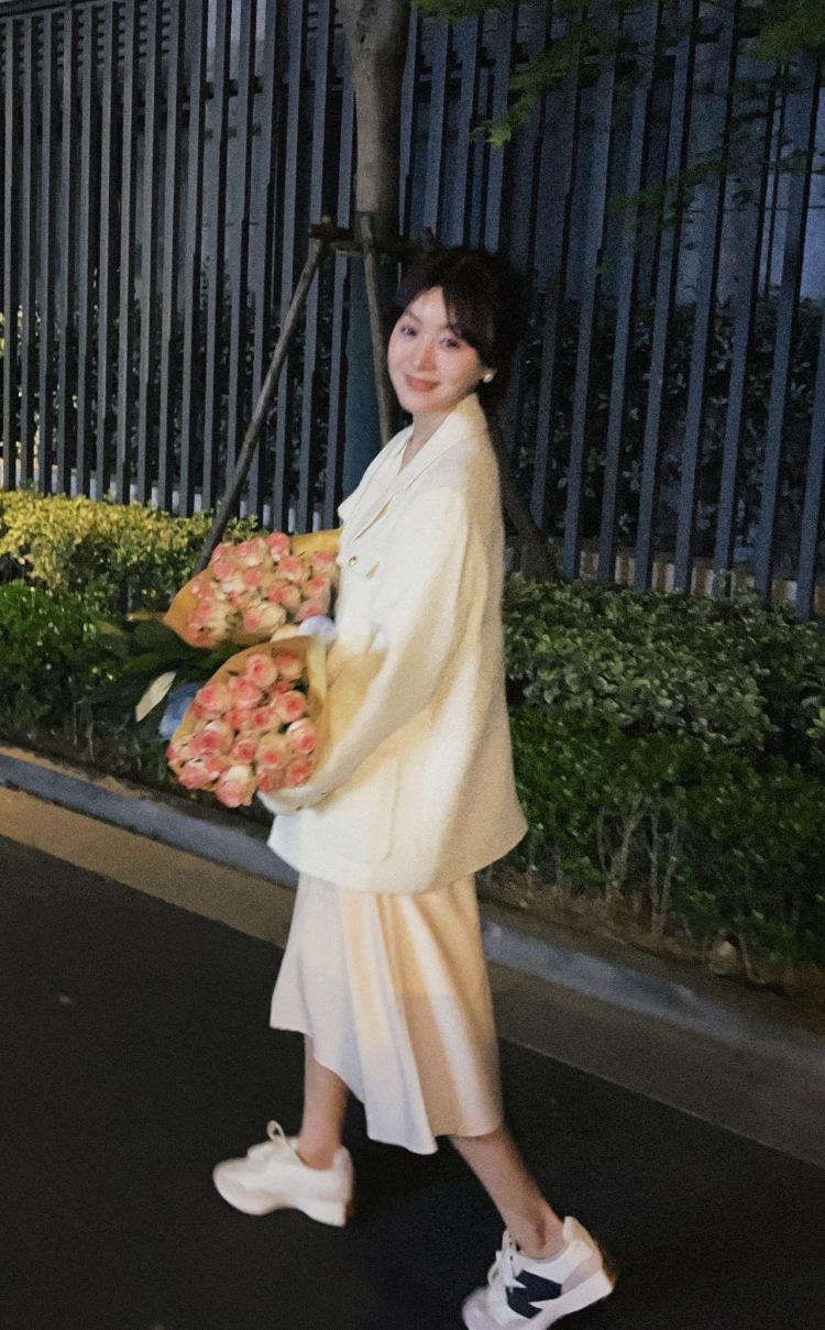Fuffu--安徽省·合肥市·瑶海区-抖音 某红薯-身高165 体重98
职业化妆师 爱拍照 穿搭 妆容
可接单买家秀(衣服化妆品美瞳)
跟摄影师写真约拍
分享一些生活照