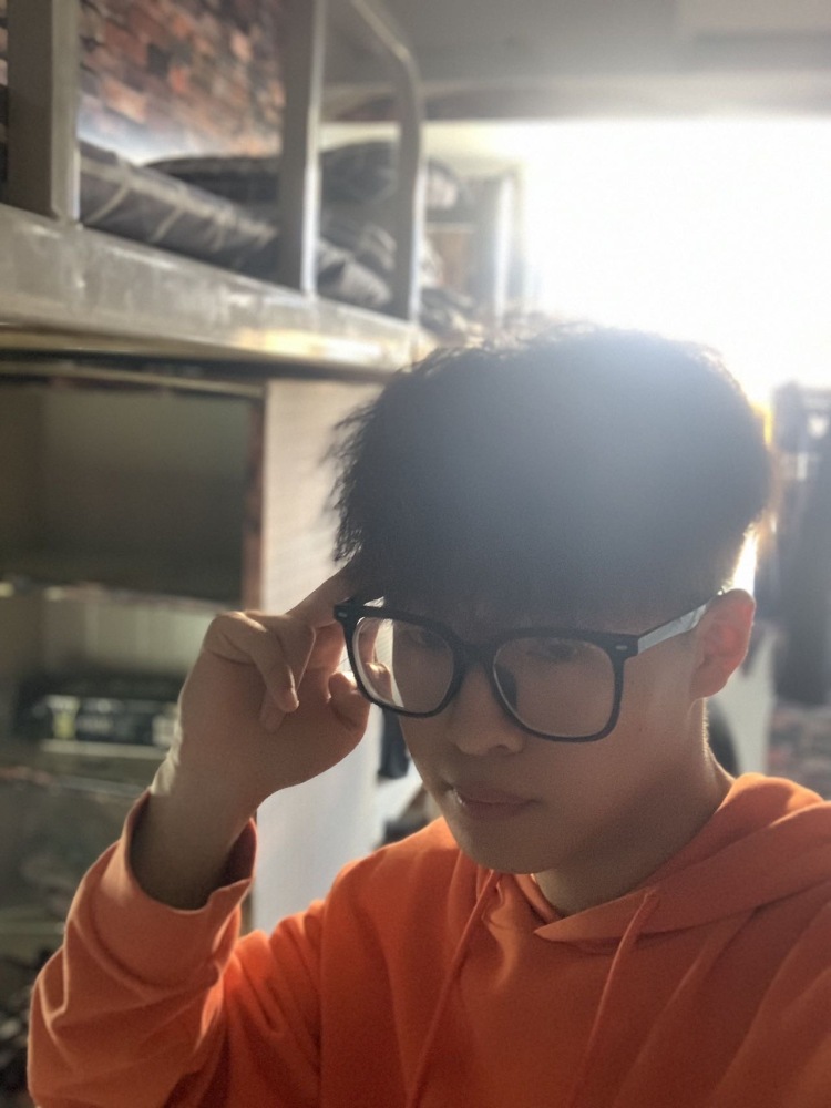 宋沛霖-河南省·郑州市·中牟县-抖音-我是一名在校大学生,身高175,体重130,可接衣服,饰品等各种商品,拍照技术好且会修图
