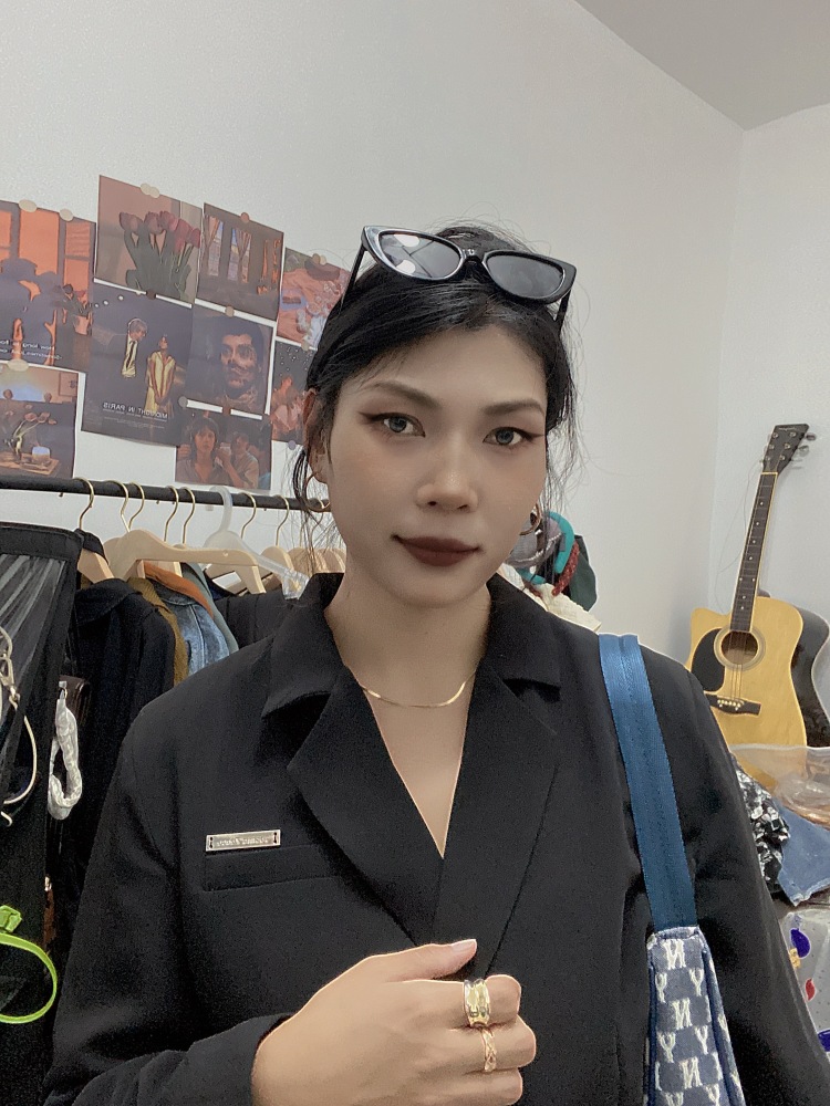 A化妆师 -亚亚-山东省·聊城市·东昌府区--大家好我是 亚亚
我的职业是化妆师,平时超爱穿搭,爱拍照 ,会修图 脾气好,身高170体重140斤 ,想接寄拍 服装 配饰 ,可以做买家秀,测评种草