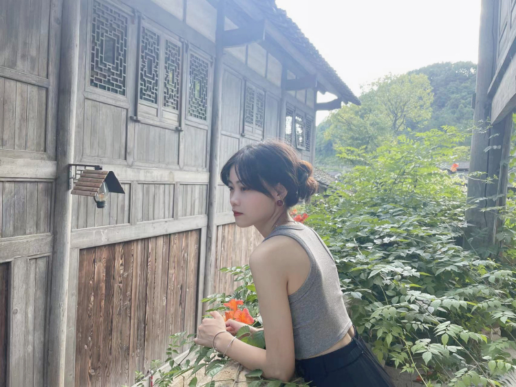 缄默-贵州省·贵阳市·观山湖区-抖音、某红薯、微博-身高155体重80,爱拍照,会p图,唱歌、跳舞、绘画、弹琴都会一点。