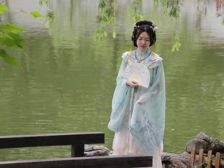 🍃-广东省·东莞市·东城街道--可以接衣服，汉服，洛丽塔，旗袍，JK，日常便服都接，有一定的穿搭经验
接饰品，包包
各类种草