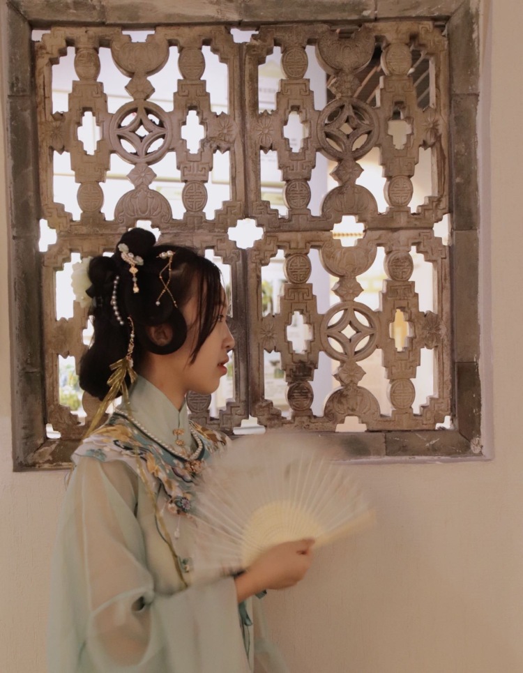 🍃-广东省·东莞市·东城街道--可以接衣服,汉服,洛丽塔,旗袍,JK,日常便服都接,有一定的穿搭经验
接饰品,包包
各类种草
