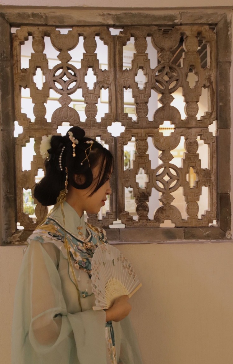 🍃-广东省·东莞市·东城街道--可以接衣服，汉服，洛丽塔，旗袍，JK，日常便服都接，有一定的穿搭经验
接饰品，包包
各类种草