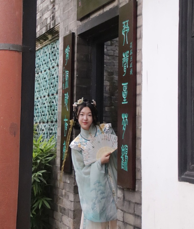 🍃-广东省·东莞市·东城街道--可以接衣服,汉服,洛丽塔,旗袍,JK,日常便服都接,有一定的穿搭经验
接饰品,包包
各类种草