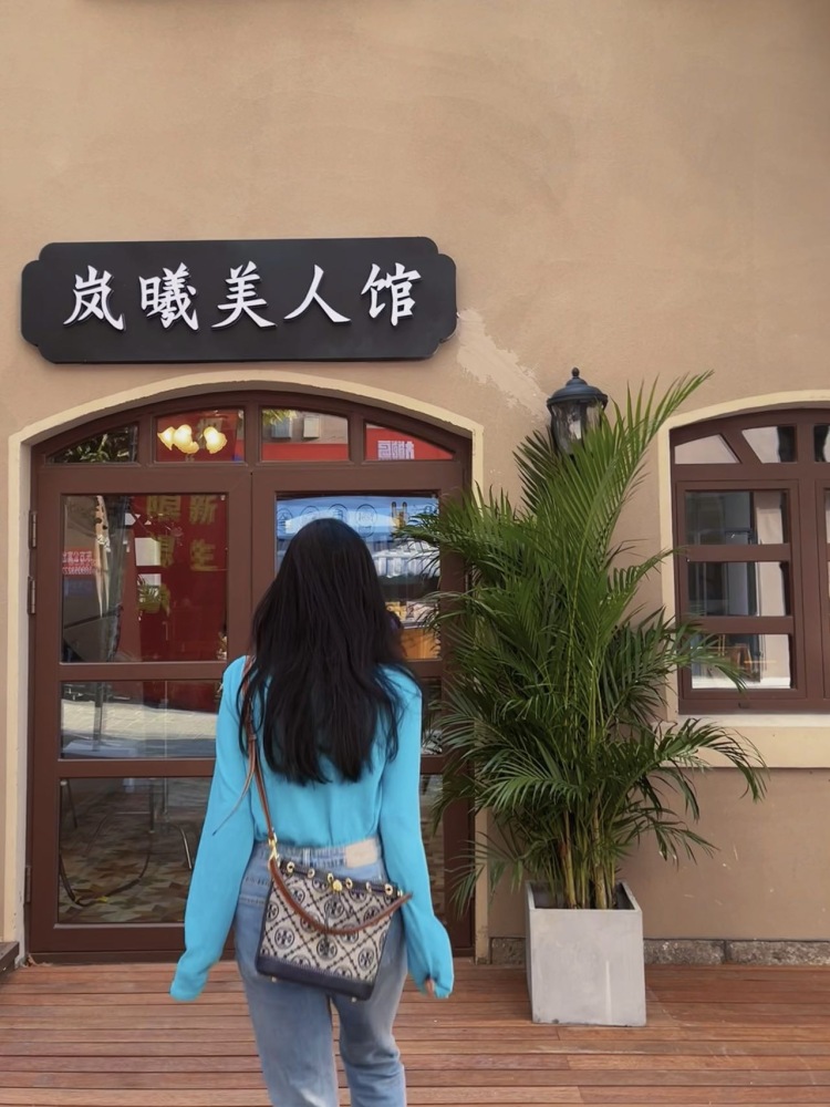 西西大王-山东省·青岛市·崂山区-某红薯-身高170 体重53
穿搭 美妆 好物 探店
红薯&dou音可合作~