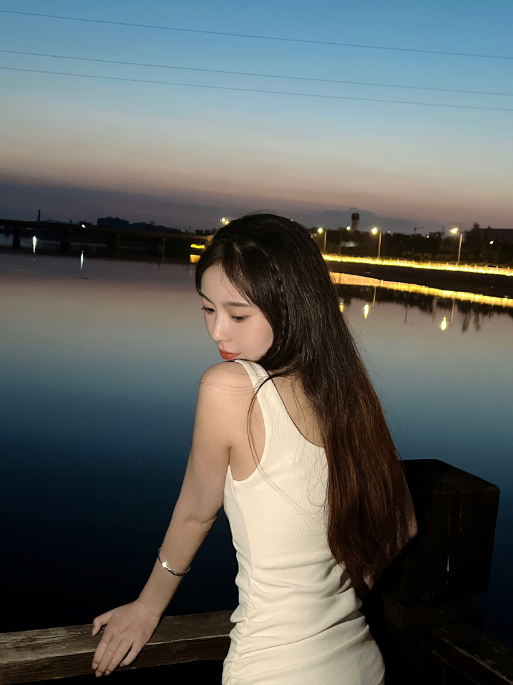 娜娜-山西省·晋中市·太谷区-抖音 微博 ***-身高164,体重94,喜欢拍照和穿搭,风格也很多变,身材属于瘦瘦的,腿形比较直