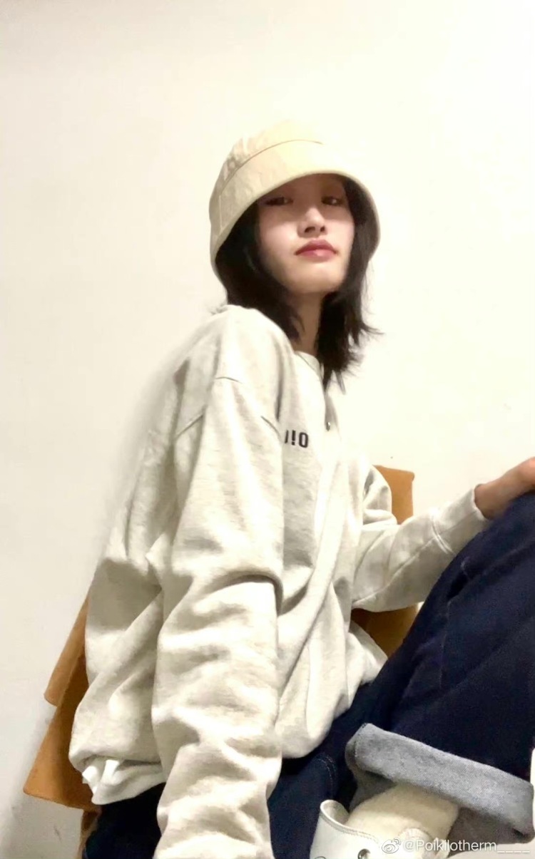 🤍-甘肃省·白银市·景泰县-抖音 某红薯-身材比例好
会唱歌
种草 试用 拍穿搭 硬笔书法
自由职业
喜欢搭配服装 看书
会写小文案