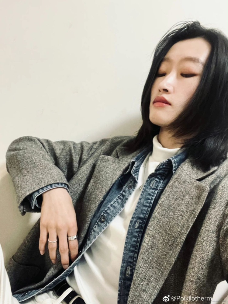 🤍-甘肃省·白银市·景泰县-抖音 某红薯-身材比例好
会唱歌
种草 试用 拍穿搭 硬笔书法
自由职业
喜欢搭配服装 看书
会写小文案