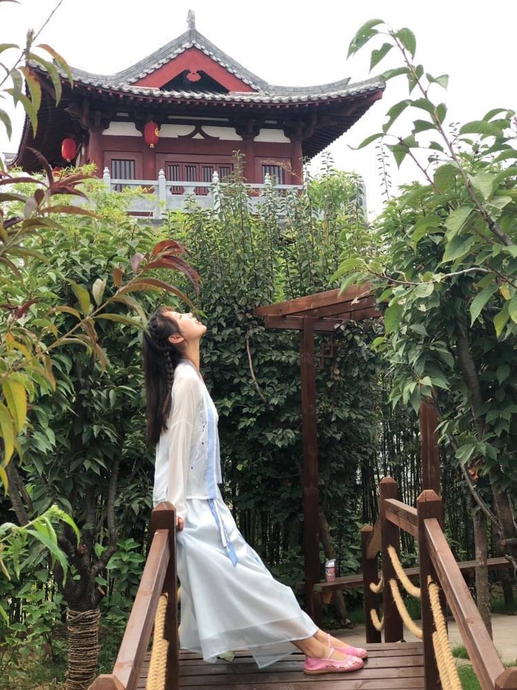 舟舟-河南省·商丘市·柘城县--20年毕业生,在学校参加了各种礼仪队活动,山西联盟模特大赛。自身气质这一点还是有的,目前职业是小学老师,闲余时间比较多,所以欢迎各位商家寄拍~本人做事很认真。