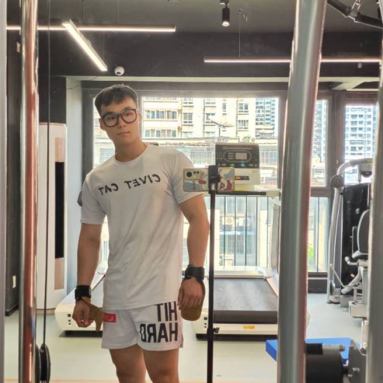 潘彬彬-广西壮族自治区·南宁市·青秀区--形象好00后健身教练！喜欢拍摄。气质很不错希望能接单模特啥的