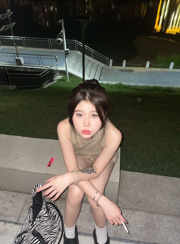 花奏夜-广东省·广州市·海珠区-抖音 快手-拍照 各种摄影 之前做过平面模特暑假寒假 各种摄影 喜欢穿搭 喜欢做寄拍 找我寄拍准没错!