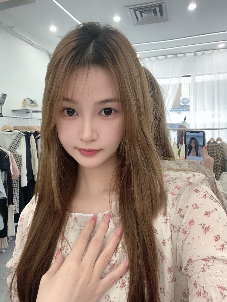 秀秀-广东省·肇庆市·高要区-抖音-一名喜欢拍照,修图,摆拍的服装店店主,服装店准备倒闭了,想接寄拍。