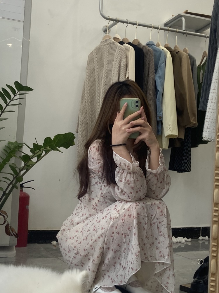 秀秀-广东省·肇庆市·高要区-抖音-一名喜欢拍照,修图,摆拍的服装店店主,服装店准备倒闭了,想接寄拍。