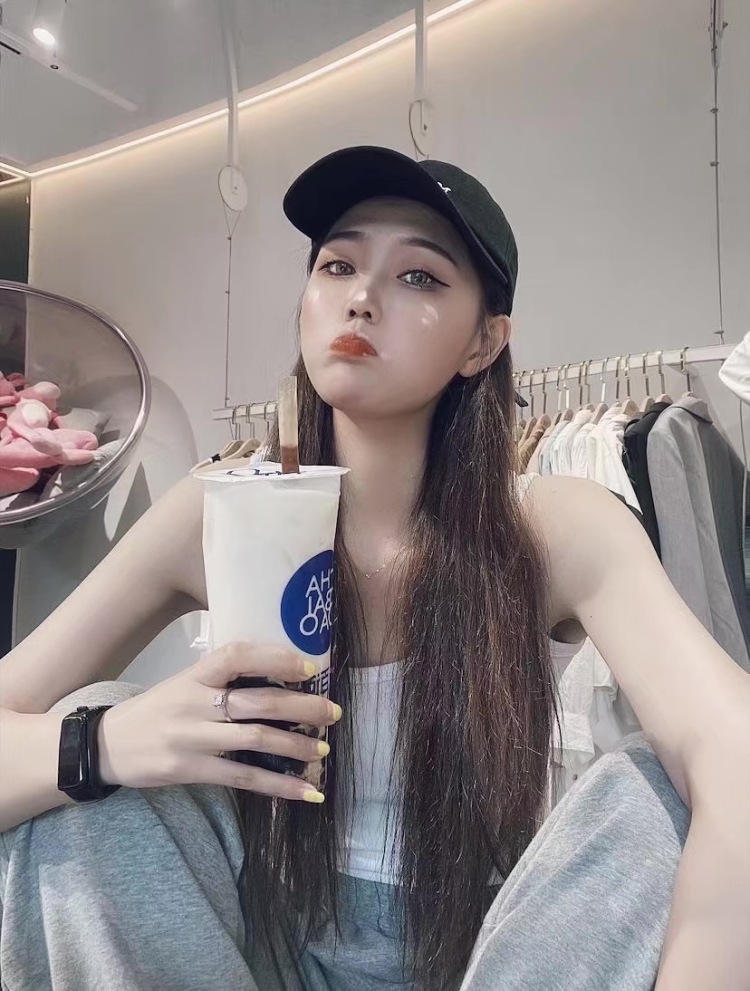 BABY SU-陕西省·西安市·临潼区-447379650s-第一次尝试接寄拍 新手小白 身高160 体重90斤 懂得搭配 会p图 可以接拍服装 首饰 包包类型 以前是服装店店长 有需要,大佬们可以找我