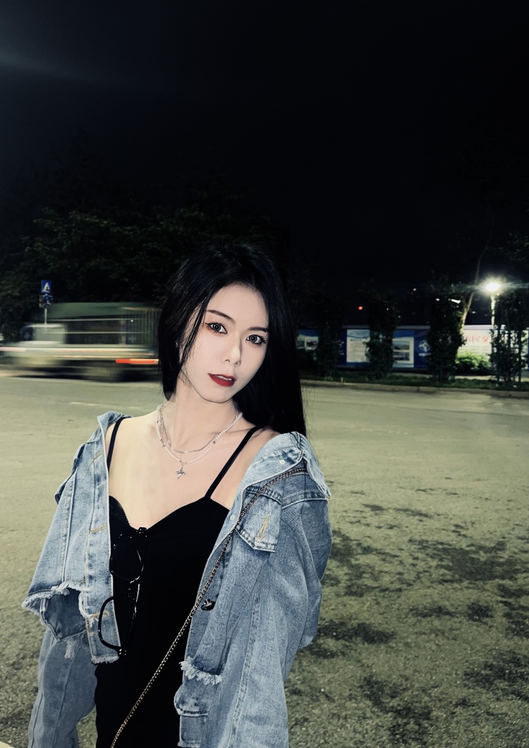 💃🏻-广西壮族自治区·南宁市·良庆区--个人比较喜欢穿搭跟拍照.个人风格不受限制.可以接寄拍.买家秀.衣服、包包、饰品、美瞳什么都接
年龄：23
身高：163CM
体重：42KG