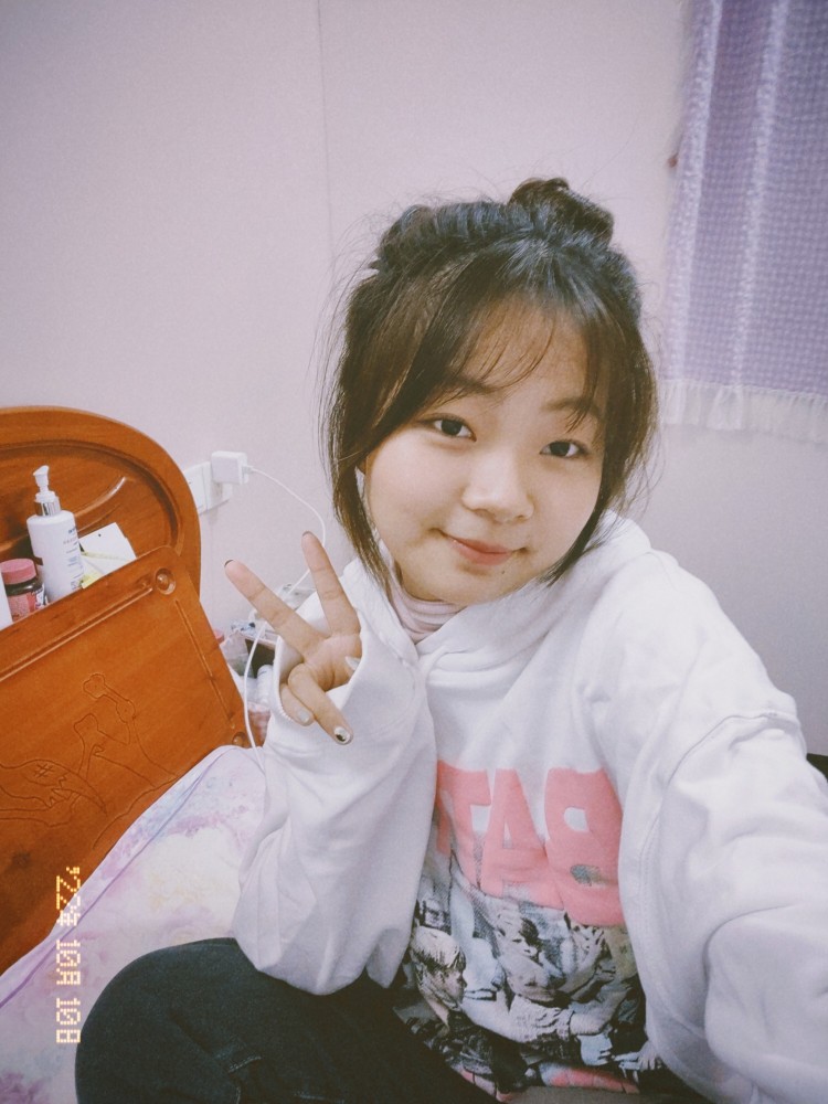 周婉熙-四川省·宜宾市·兴文县-抖音快手某红薯-18岁女大一学生，是一个微胖女孩呀～，喜欢拍照喜欢化妆打扮，喜欢各种好看的东西，所以对寄拍很感兴趣啦，希望能够得到你们滴支持哟～谢谢啦！