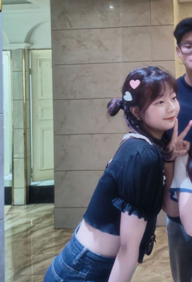 周婉熙-四川省·宜宾市·兴文县-抖音快手某红薯-18岁女大一学生，是一个微胖女孩呀～，喜欢拍照喜欢化妆打扮，喜欢各种好看的东西，所以对寄拍很感兴趣啦，希望能够得到你们滴支持哟～谢谢啦！