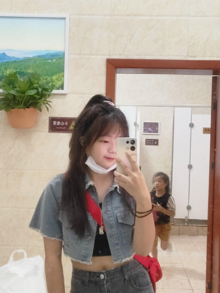 周婉熙-四川省·宜宾市·兴文县-抖音快手某红薯-18岁女大一学生，是一个微胖女孩呀～，喜欢拍照喜欢化妆打扮，喜欢各种好看的东西，所以对寄拍很感兴趣啦，希望能够得到你们滴支持哟～谢谢啦！