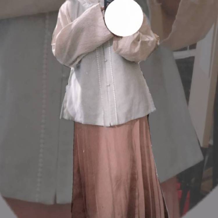 蝶妮子-云南省·昭通市·彝良县--多坑女孩,喜欢打扮,化妆技术还可以,微胖,会拍照,有相机,喜欢各种小裙子