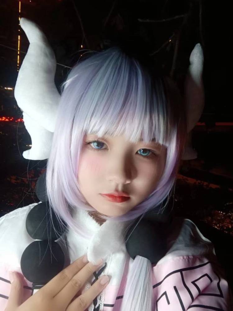 蝶妮子-云南省·昭通市·彝良县--多坑女孩,喜欢打扮,化妆技术还可以,微胖,会拍照,有相机,喜欢各种小裙子