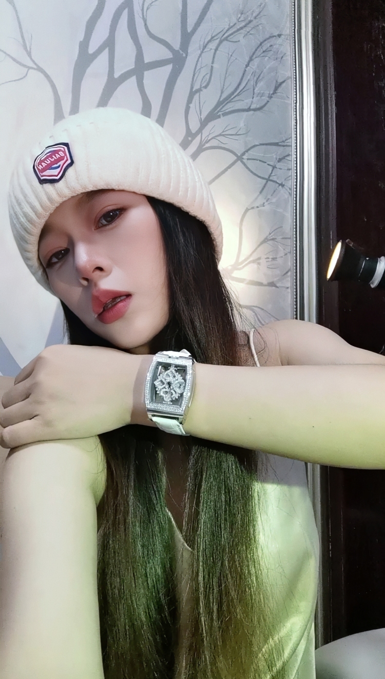诗乔-重庆市·重庆市·南岸区-快手，抖音，某红薯 得物-专业化妆师一枚，可盐可甜，你想要的风格我都有。身高：158CM 体重：43KG
平时专门拍美妆、仿妆和穿搭、饰品好物的。
可接淘宝、某红薯、快手、得物的寄拍：美妆、服装、饰品、包包等都可！出图快 拍摄