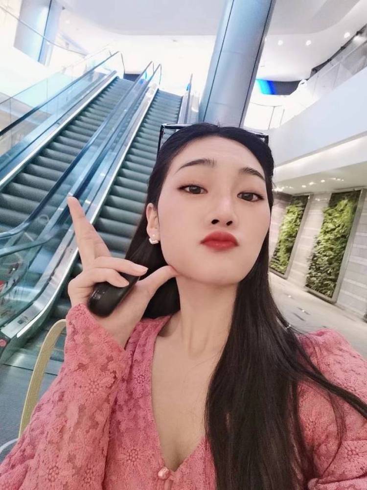 🦋-河南省·郑州市·金水区--爱拍照,爱旅游,普拉提瑜伽老师,,单身时间比较多,可以多方位接单,以下风格照片只是一小部分,照片超级多,需要什么风格可私信