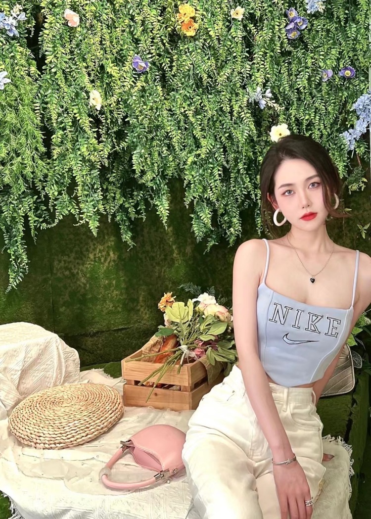 kiko-江苏省·南京市·江宁区--身高163cm 体重44kg
会化妆发型修图穿搭 可接买家秀 探店等