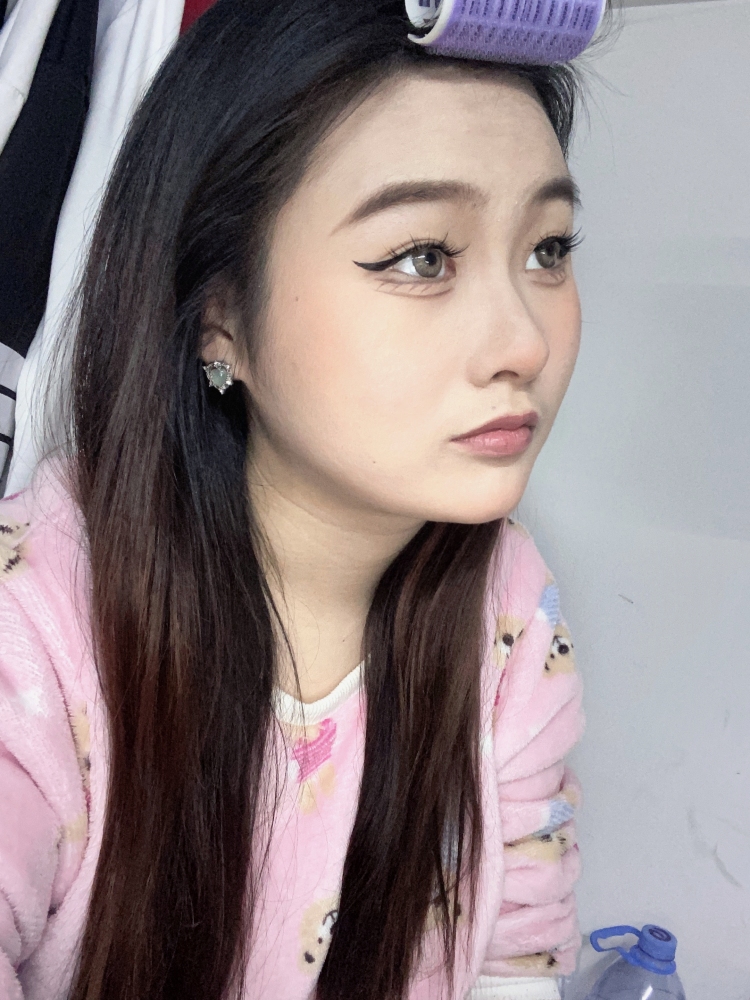 彤妹.-陕西省·西安市·灞桥区-快手-我比较喜欢拍照,我的爱好是跳舞,身高165体重100,在校大学生,想要接寄拍,我的理想是当模特
